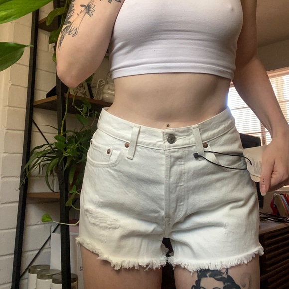 LEVIS 501 MID RISE SHORTS NWT - Picture 2 of 5